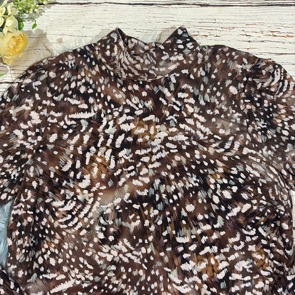 BELLA DAHL MOCK NECK BUTTON BACK TOP - BRUSHED FEATHER PRINT - Picture 5 of 8